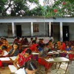 বদরখালীতে রোদের মধ্যে বাইরে ক্লাস করছে শিশুরা