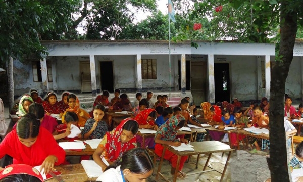 বদরখালীতে রোদের মধ্যে বাইরে ক্লাস করছে শিশুরা