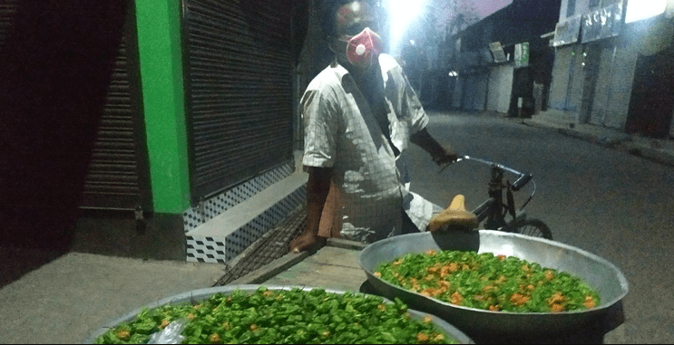 সন্তানের কান্না সইতে না পেরে রাস্তায় বরগুনার এই বাবা