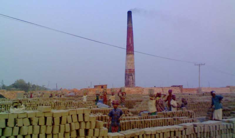 আমতলীতে ঝুঁকি নিয়ে কাজ করছে ইটভাটার শ্রমিকরা