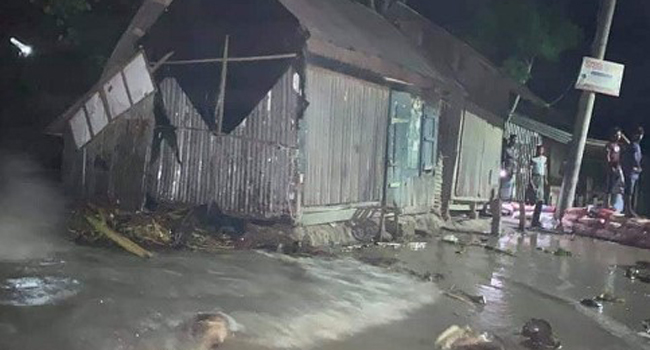 বরগুনায় গাছপালা ও বিদ্যুতের খুঁটি উপড়ে গেছে, নিম্নাঞ্চল প্লাবিত