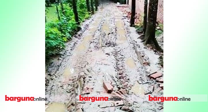 সড়কে খানা-খন্দ, এলাকাবাসীর দুর্ভোগ চরমে